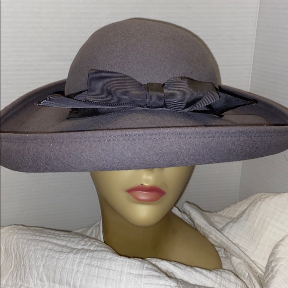 Joy Dorcey New York Doeskin Felt 100% Wool
Wide Brim Gray Hat. - Picture 3 of 5